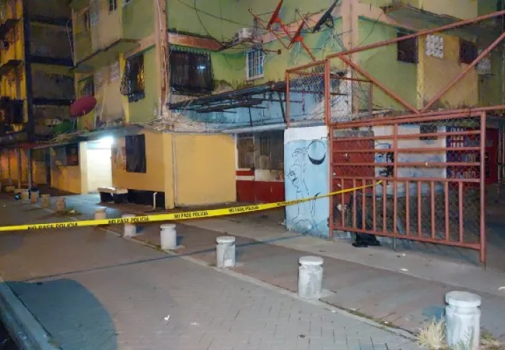 Al lugar llegaron las unidades de la Policía Nacional que procedieron a acordonar con cinta amarilla todo el perímetro.