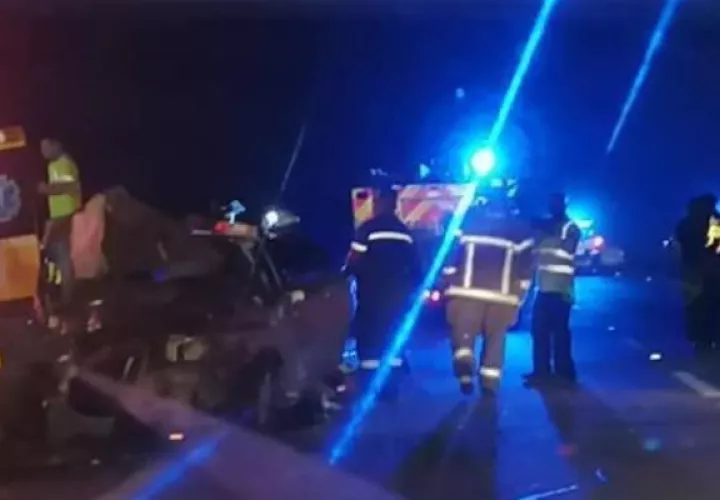 Informes iniciales señalan que un vehículo tipo sedán, Nisaan Tiida, que se dirigía desde el corregimiento de Sabanitas hacia la ciudad de Colón por la autopista sufrió un accidente vehicular en el que quedó volcado.
