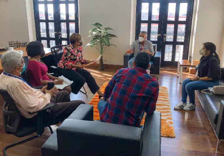 Personal del Ministerio de Gobierno y Justicia se reunió con la gobernadora de Colón, Iracema de Dale, para conversar del proyecto carcelario. 