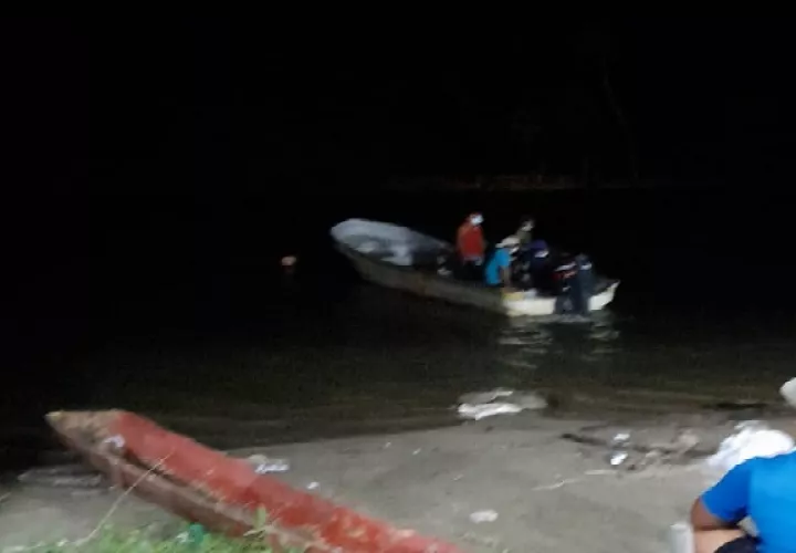 Los pescadores artesanales del área en horas de la noche tiraron sus trasmallos para tratar de sacar el cuerpo.