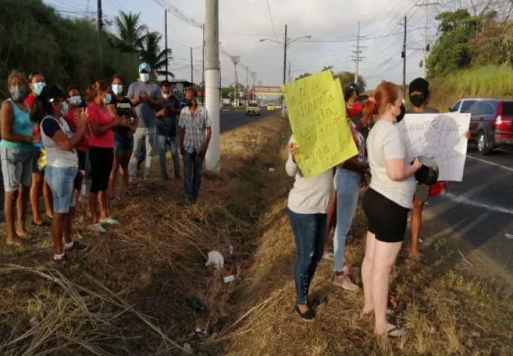 Los manifestantes exigen una respuesta del Idaan y han solicitado además la intervención de la Gobernación, para obtener una respuesta satisfactoria. Foto: Diomedes Sánchezc