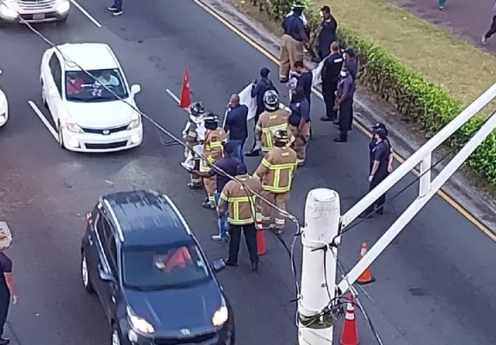 Los bomberos se ubicaron en la entrada de la ciudad de Colón y cerraron un paño de la vía en acción de protesta, debido a que la institución no ha completado los ascensos de rango