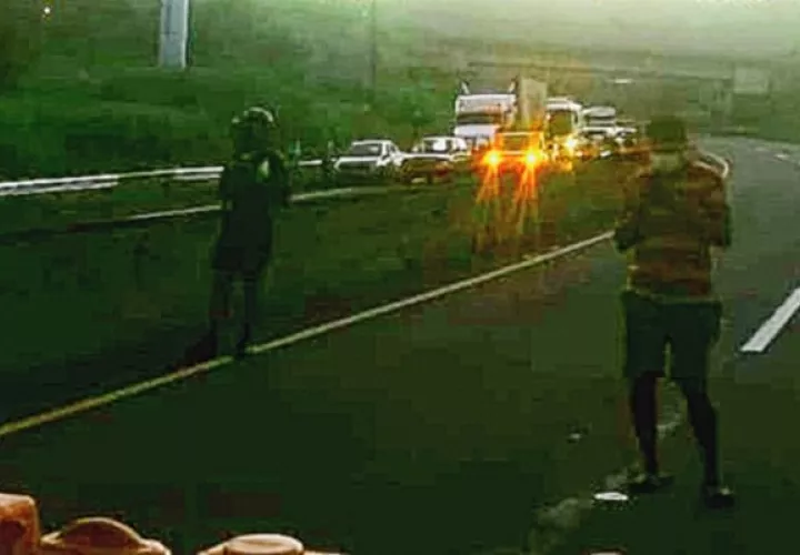 El tráfico fue detenido en los cuatro paños de esta vía rápida que impidió a los vehículos, que iban saliendo y entrando de Colón, poder  llegar a sus destinos.
