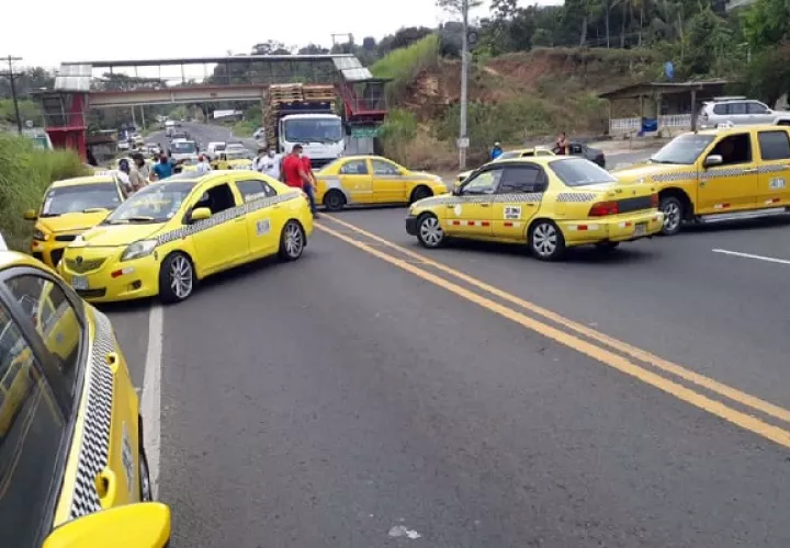 La caravana del transporte selectivo recorrió toda la carretera Panamá-Colón.