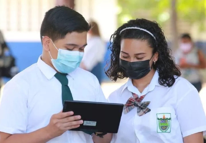 El Ministerio de Educación (Meduca) está entregando tabletas a los estudiantes de duodécimo grado. En la foto, jóvenes  de Coclé. Cortesía