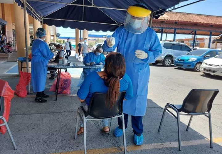Equipos de Respuesta Rápida efectuaron hoy pruebas express de hisopado en puestos fijos en la provincia de Los Santos. Foto cortesía Minsa