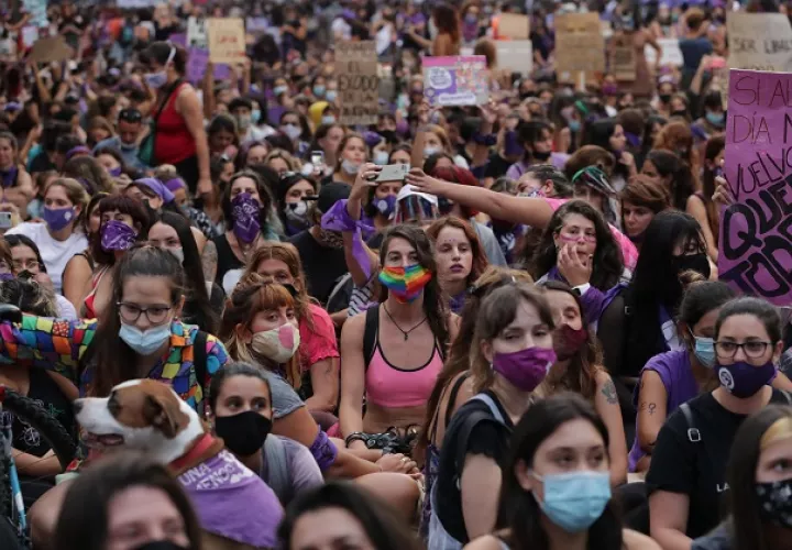 El estudio fue revelado dos días después del Día Internacional de la Mujer, en que se dieron diferentes marchas en distintas partes del mundo, como la de Montevideo, Uruguay. Foto: EFE