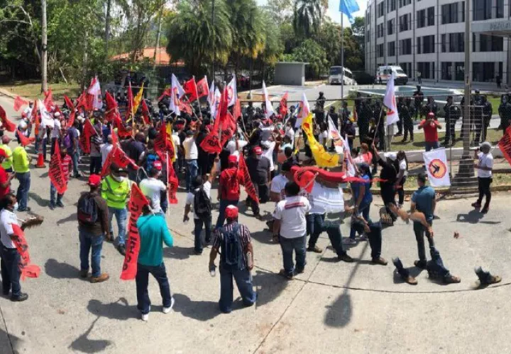 Trabajadores se enfrentaron por varios minutos con unidades de control de multitudes de la Policía en las afueras de la sede del diálogo. Internet