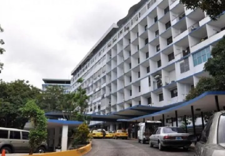 Al ser el hospital más grande del país, en  el Complejo Hospitalario la pandemia se sintió con más fuerza y desgaste para el personal.  Archivo