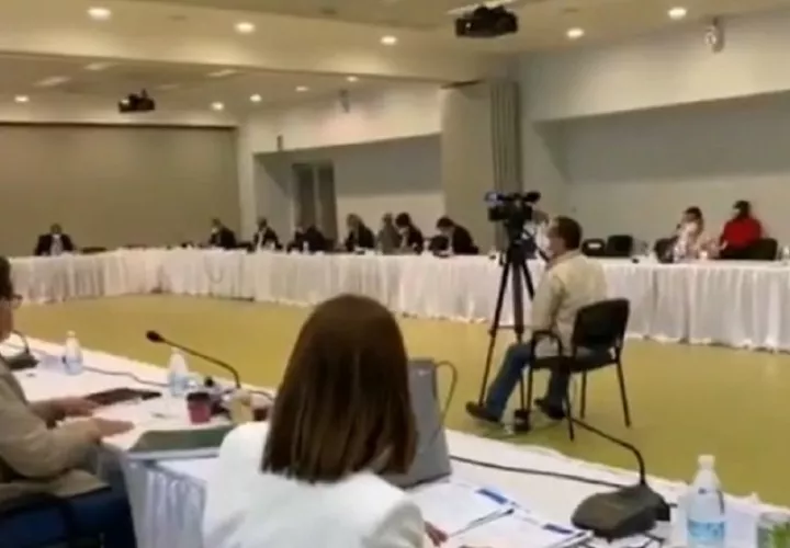 La mesa inició ayer con 19 miembros. Posteriormente, se llegó a 22 miembros y se pudo aprobar el primer artículo de la metodología. Internet