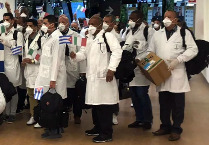 Grupo de médicos cubanos que llegó a Panamá. 