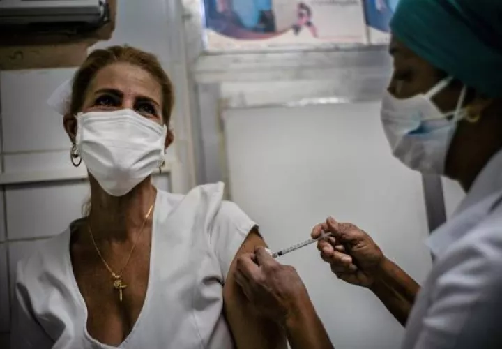 Una enfermera aplica la vacuna cubana Soberana 2 a una trabajadora de la Salud. EFE