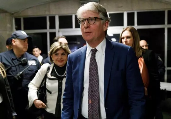 En la imagen, Cyrus Vance (c), fiscal de distrito del condado de Nueva York. 