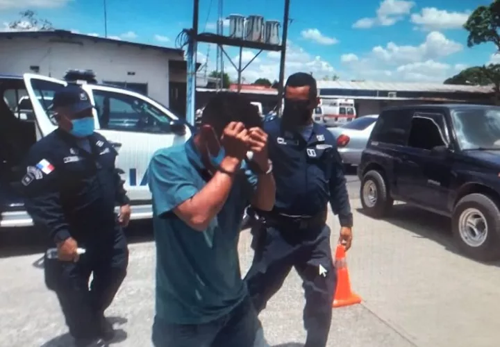 El acusado fue trasladado en un auto patrulla de la Policía Nacional. Foto: Melquiades Vásquez