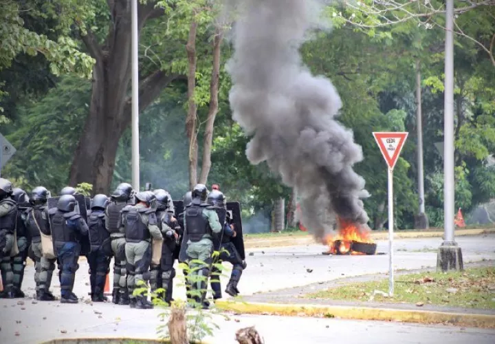 Mientras el diálogo se realizaba, los enfrentamientos entre policías y manifestantes se extendieron hasta el estadio Maracaná.  Cortesía