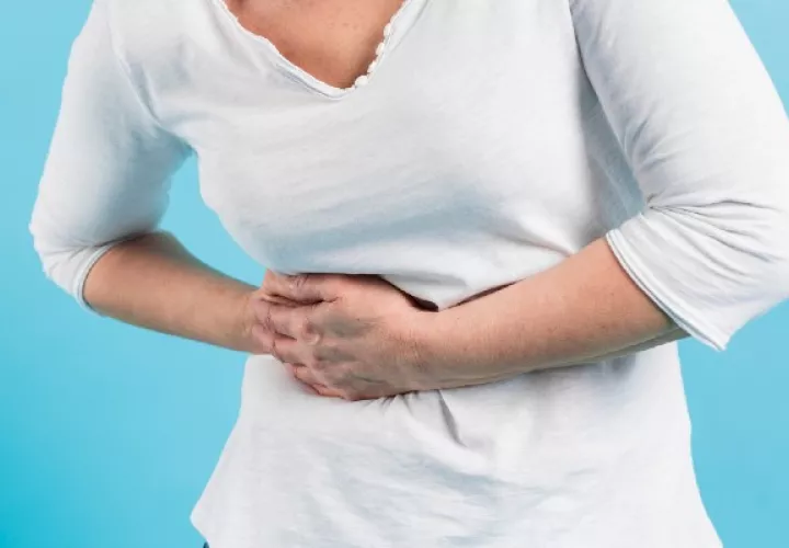 Los dolores abdominales intensos, o si tiene un color amarillento en la piel, son señales de que se está padeciendo de un problema en la vesícula. Foto ilustrativa / Freepik.