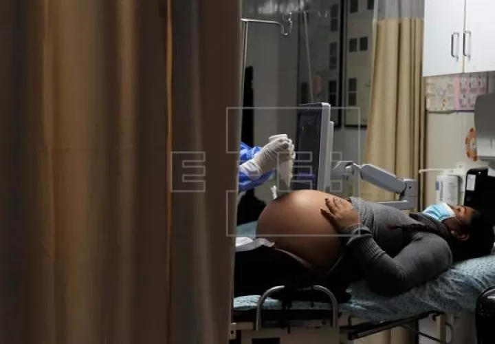 Las embarazadas enfrentan mayor peligro de muerte si se contagian de covid-19.