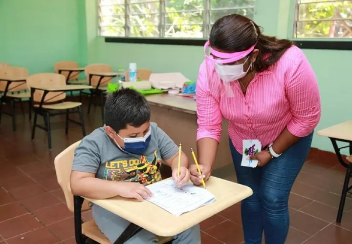 El Meduca  certificó "Escuela Segura" al plantel Sergio Pérez Delgado, en Monagrillo. Foto cortesía Meduca