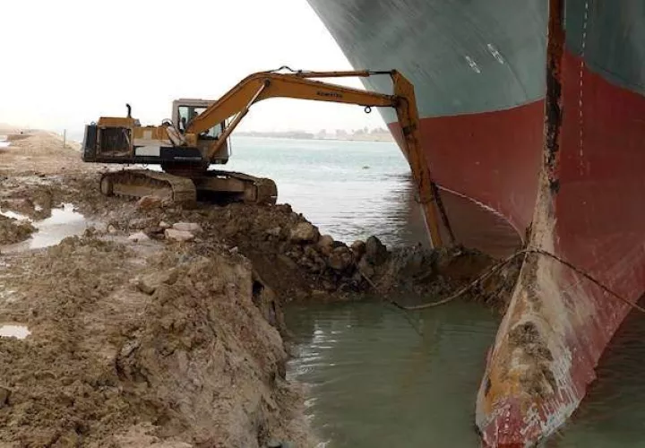 El Canal de Suez suspendió temporalmente el tráfico. EFE