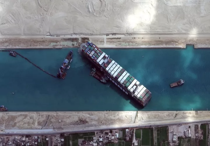 Un folleto de imagen satelital facilitado hoy por MAXAR Technologies muestra la excavación alrededor de la proa del Ever Given y las operaciones de dragado en progreso, en el Canal de Suez, Egipto. Foto: EFE
