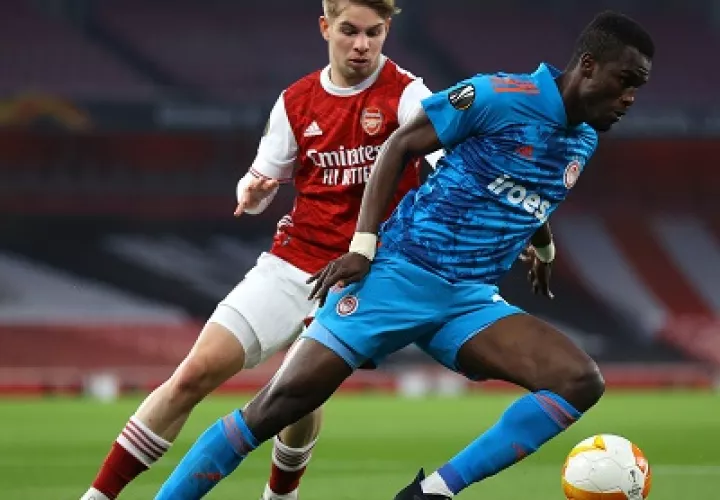 Arsenal perdió en casa, pero logró clasificar por marcador global de 3-2 sobre Olympiacos. Foto: Twitter