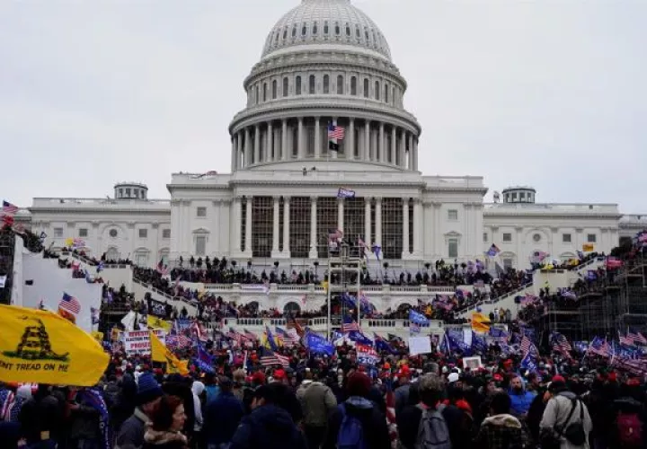 Manifestantes pro-Trump asaltaron los terrenos del Capitolio de los Estados Unidos. EFE