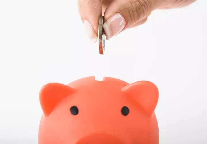 Ahorrar es un ejemplo de cómo lograr una felicidad financiera.  Pixabay