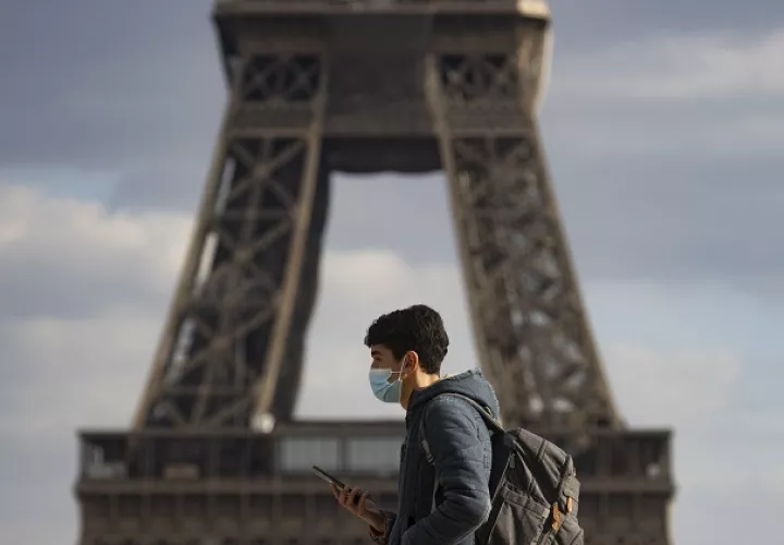 Francia anunciará este jueves 4 de marzo nuevas medidas para hacer frente a la expansión del virus que afecta particularmente a algunas regiones como París. Foto: EFE
