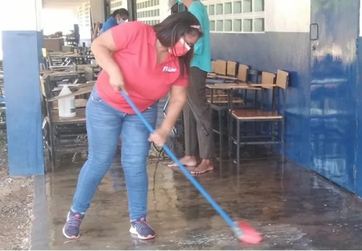 Durante toda la semana se han adelantado jornadas de limpieza en diversos planteles, por parte de las comunidades educativas, como preparación para la fase 2 en la que se espera vacunar a las personas mayores de 60 años. Foto:Thays Jiménez