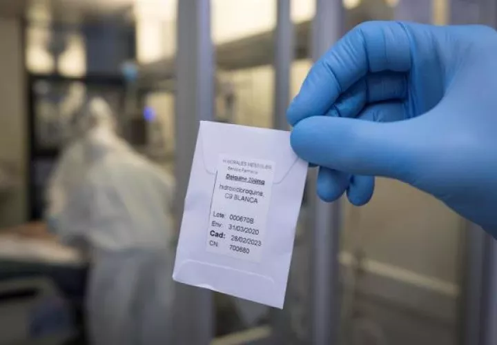 Una enfermera de una unidad de cuidados intensivos (UCI) muestra una dosis de hidroxicloroquina.