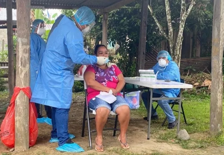  El Equipo de Respuesta Rápida se trasladó hoy a la barriada Los Ángeles, Bocas del Toro, para realizan una jornada de hisopados por el incremento de casos de covid-19 en la comunidad. Foto cortesía Minsa