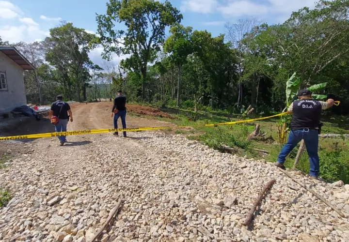   Policías colocaron una cinta amarilla donde ocurrió el hecho de sangre. Foto: Diómedes Sánchez 