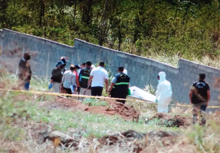 El cadáver estaba en una excavación próxima a la cerca perimetral de un nuevo residencial. Foto: Eric A. Montenegro 