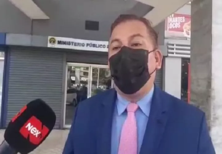 Vega añadió que si existe algún contrato, deben presentarlos y si hay cheques que presenten los cheques, también.