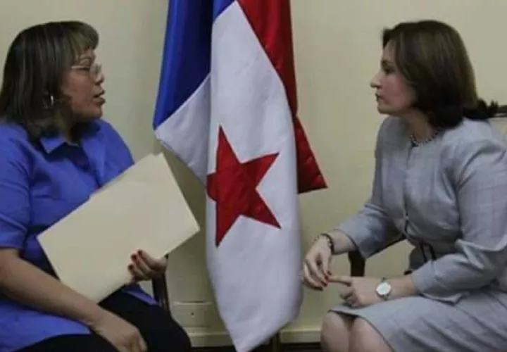 Idalia Martínez junto a la exprocuradora Kenia Porcell.