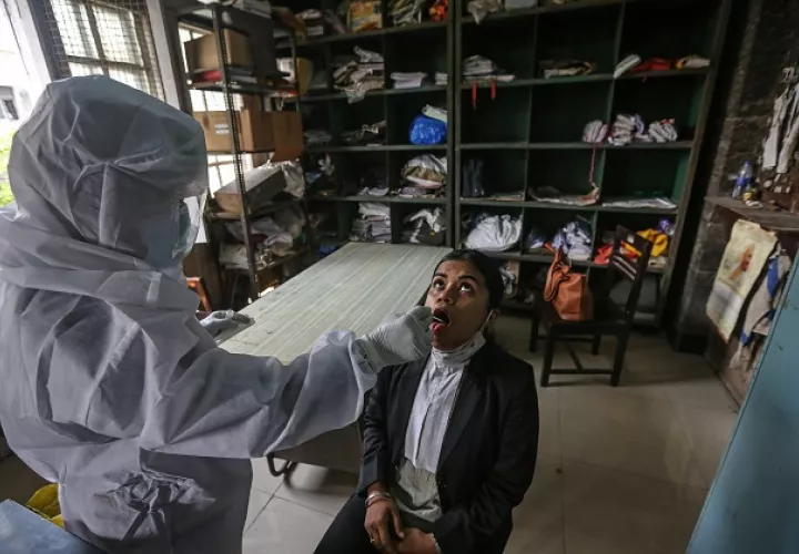 India reportó 47,262 nuevos casos de covid-19 en las últimas 24 horas. Foto: EFE