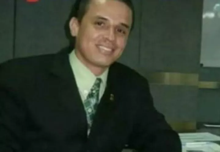 Ismael Pittí es técnico y licenciado en sistemas computacionales, certificado por la Universidad Tecnológica de Panamá  (UTP), y por ende, es especialista en computadoras.