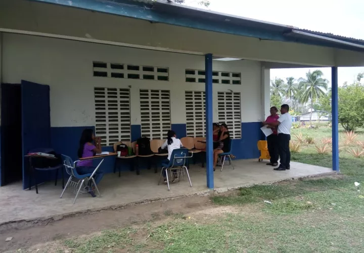 El Centro Educativo se ha quedado chico para la matrícula actual, con evidente hacinamiento. Foto: Cortesía
