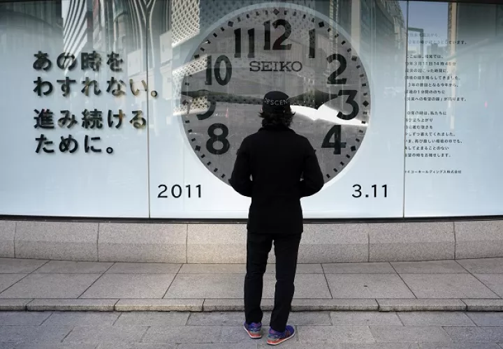 Un hombre mira un reloj que muestra la hora (14:46) del devastador terremoto y tsunami del 11 de marzo de 2011 en Tokio, Japón. Foto: EFE