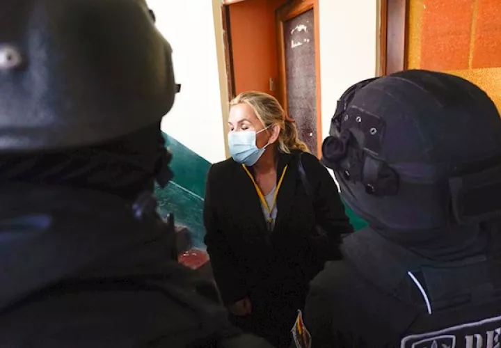 La expresidenta interina de Bolivia, Jeanine Áñez, en las instalaciones de la Fuerza Especial de Lucha Contra el Crimen (Felcc) de La Paz, este sábado. Foto:EFE