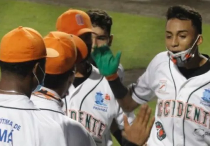 Ángel González la mandó al otro lado de la cerca. Fedebeis