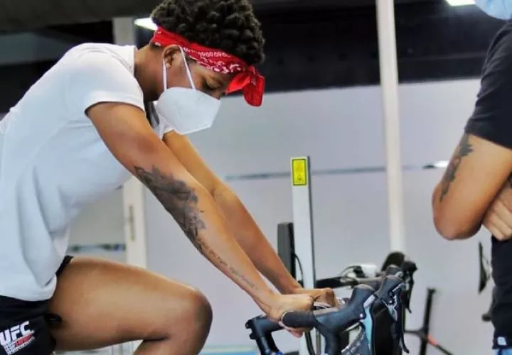 Joselyne Edwards, que debutó en enero en la UFC,  se recupera de una lesión en el manguito rotador. Cortesía