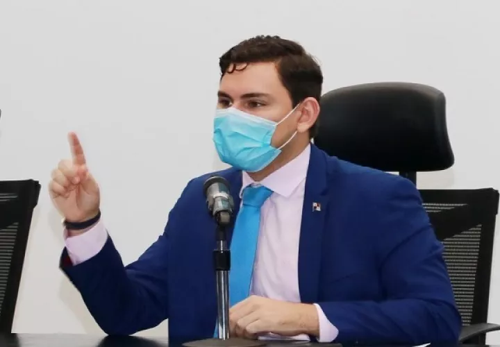 Juan Diego Vásquez pidió explicaciones al Meduca sobre situación de escuelas.