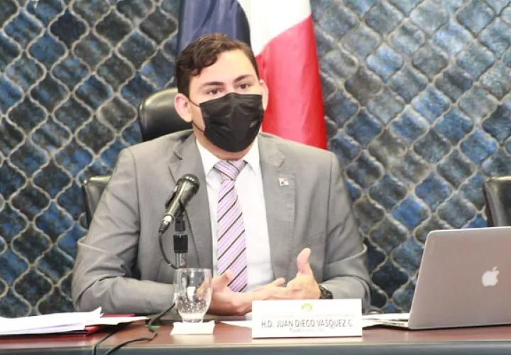 Juan Diego Vásquez presentó proyectos a favor de las mujeres.