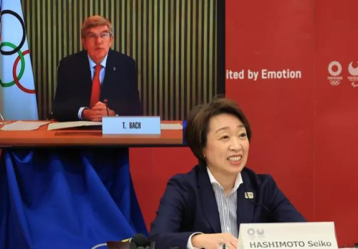 Thomas Bach (en la pantalla), presidente del Comité Olímpico Internacional,y la presidenta del Comité Organizador de Tokyo 2020, Seiko Hashimoto, durante la reunión. 