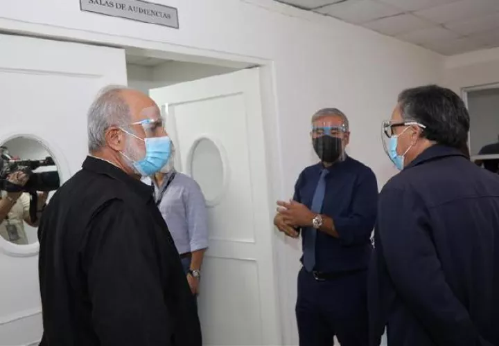 El presidente de la Corte observó los trabajos de modernización de las salas de audiencia de lo civil. Foto de cortesía