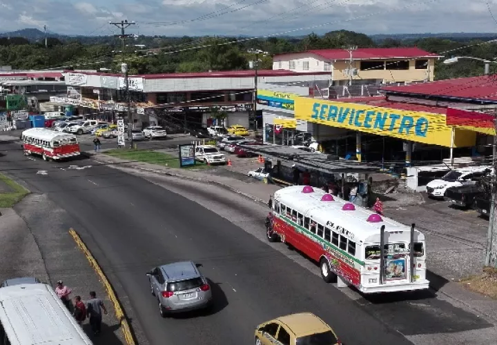 Para los transportistas la inversión de carriles les representa un fuerte gasto.