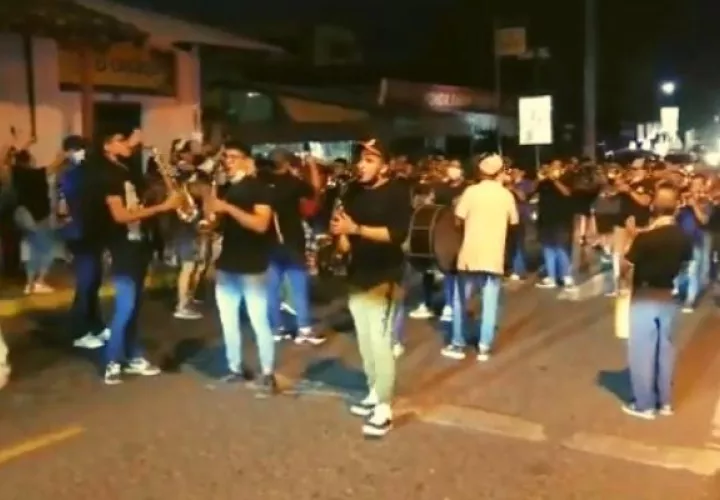 Músicos protestaron con murgas en Las Tablas y se sumó la población en general.