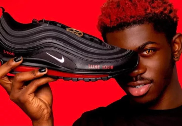 Lil Nas X muestra el modelo de tenis. Twitter