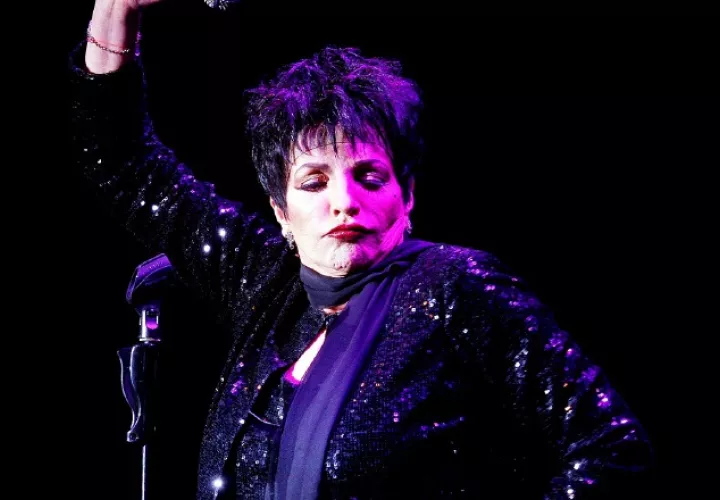 Liza Minnelli baila durante la actuación que ofreció en el Heineken Music Hall de Amsterdam, Holanda en 2009. EFE